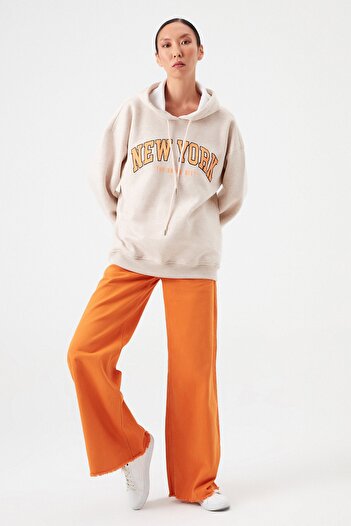 Açelya Okcu Oversize Kapüşonlu New York Baskılı Sweartshirt