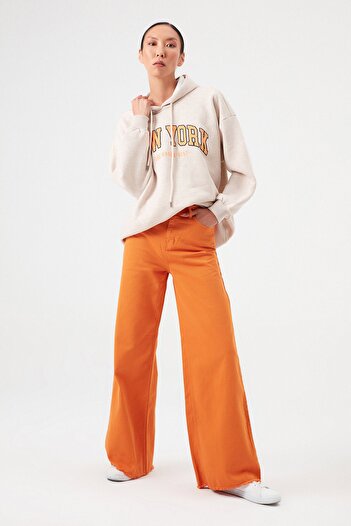 Açelya Okcu Oversize Kapüşonlu New York Baskılı Sweartshirt