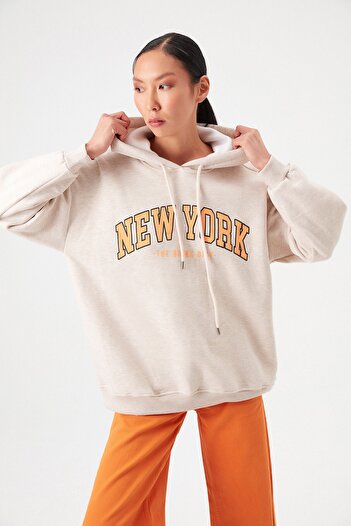 Açelya Okcu Oversize Kapüşonlu New York Baskılı Sweartshirt