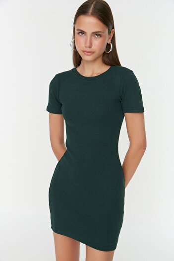 Trendyol Collection Smaragdfarbenes, figurbetontes, geripptes, dehnbares Strick-Bleistiftkleid mit Rundhalsausschnitt TWOSS19AD0053