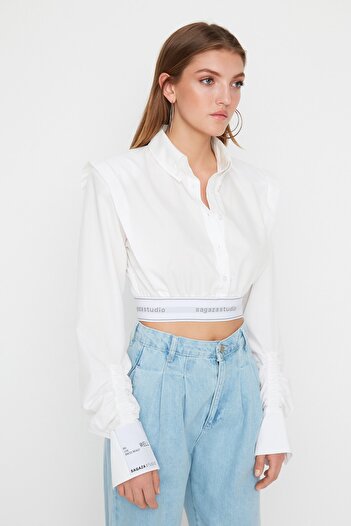 Trendyol Collection Bílá popelínová košile Sagaza Studio - TPRSS22GO00006