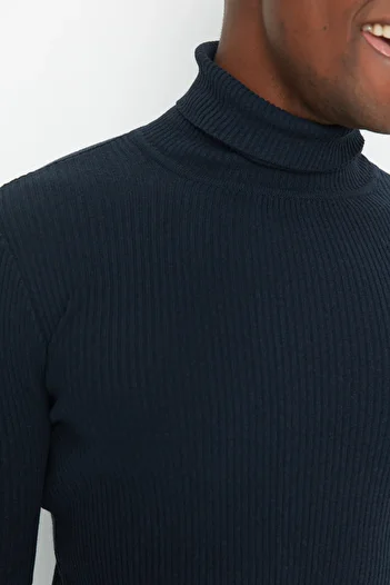 Trendyol Collection Marineblauer Slim-Fit-Rollkragenpullover aus Baumwolle mit Zopfmuster TMNAW20MG0031