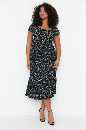Trendyol Curve Schwarzes, bodenlanges, gestricktes Kleid in A-Linie mit Blumendruck in Übergröße TBBSS22AH00009