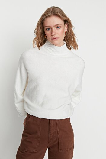 Trendyol Collection Ecru Soft Textured Wide Fit pletený svetr TWOAW20KZ1059