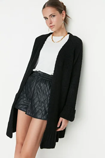 Trendyol Collection Schwarzer, weicher, strukturierter Strick-Cardigan mit weiter Passform TWOAW21HI0555