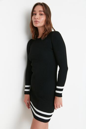 Trendyol Collection Czarna mini dzianinowa sukienka w paski TWOAW20EL1274