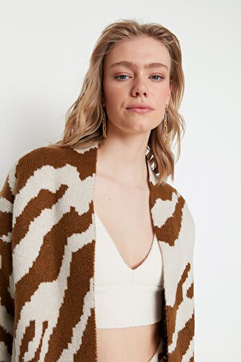 Trendyol Collection Hnědý pletený svetr se vzorem Zebra TWOAW21HI0087