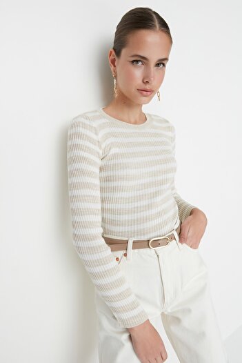 Trendyol Collection Steinfarbener Basic-Strickpullover mit Streifen TWOAW21KZ0942