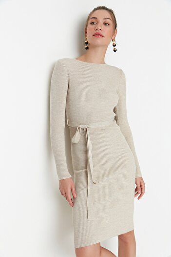 Trendyol Collection Stone Midi-Strickkleid mit Gürtel und detailliertem Detail TWOAW22EL0009