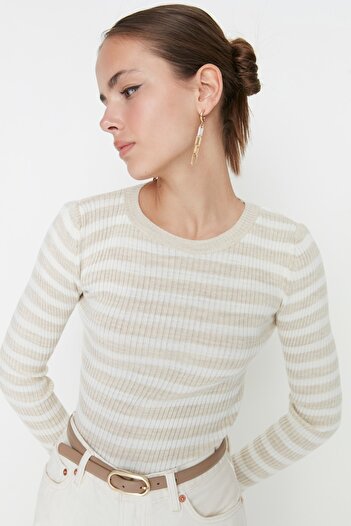 Trendyol Collection Steinfarbener Basic-Strickpullover mit Streifen TWOAW21KZ0942