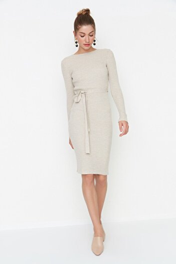 Trendyol Collection Stone Midi-Strickkleid mit Gürtel und detailliertem Detail TWOAW22EL0009