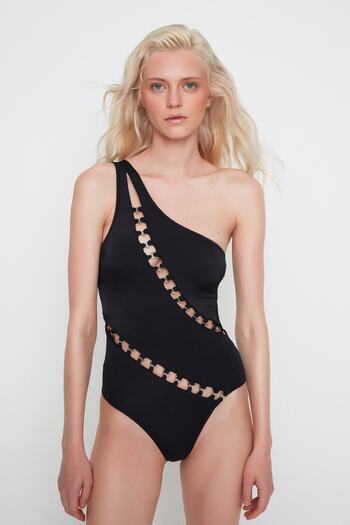 Trendyol Collection X Moeva Schwarzer One-Shoulder-Badeanzug mit Accessoire-Details TBESS21MA0400