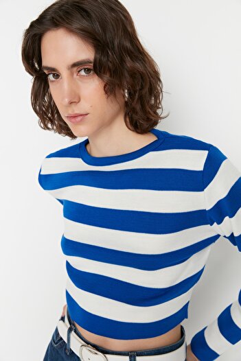 Trendyol Collection Marineblauer kurzer Basic-Strickpullover mit Streifen TWOAW23KZ00034
