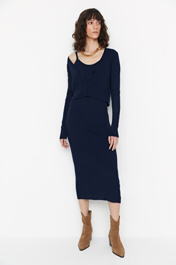 Trendyol Collection Marineblaues, tailliertes Midi-Strick-Cardigan-Kleid-Set TWOSS21EL0208