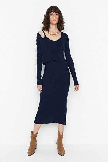 Trendyol Collection Marineblaues, tailliertes Midi-Strick-Cardigan-Kleid-Set TWOSS21EL0208