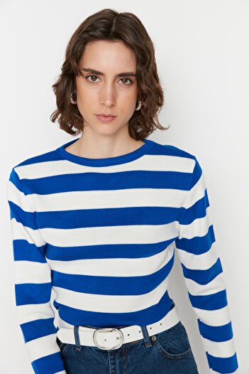 Trendyol Collection Marineblauer kurzer Basic-Strickpullover mit Streifen TWOAW23KZ00034