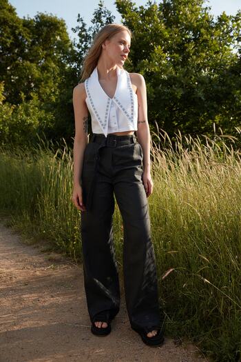 Trendyol Collection Černé kalhoty s vysokým pasem TWOSS22PL00069