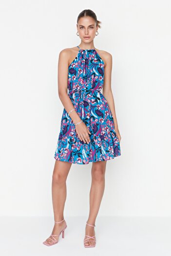 Trendyol Collection Mini rochie țesută cu detaliu de cravată, cu flori albastre, cu decolteu în formă de A TWOSS22EL00666