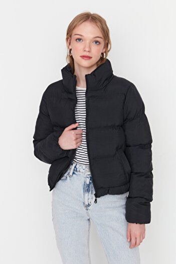 Trendyol Collection Černá stojáčková bunda TWOAW23MO00137
