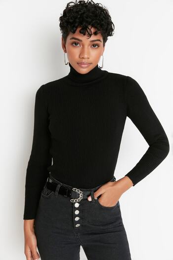 Trendyol Collection Rollkragenpullover in Schwarz - TWOAW21KZ1279