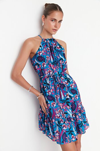 Trendyol Collection Mini rochie țesută cu detaliu de cravată, cu flori albastre, cu decolteu în formă de A TWOSS22EL00666