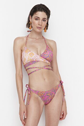 Trendyol Collection Ροζ φλοράλ μοτίβο γραβάτα με λεπτομερή μπικίνι στο κάτω μέρος TBESS22BA0176