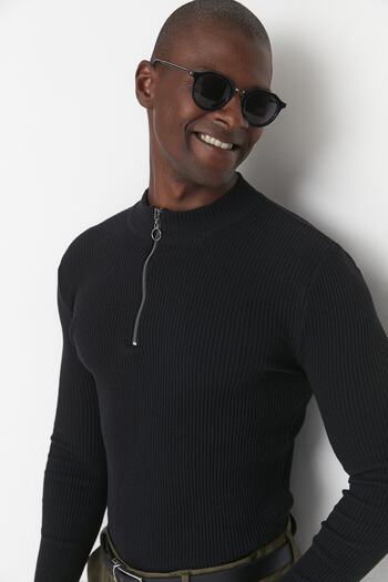 Trendyol Collection Schwarzer, eng anliegender Baumwoll-Paar-/Paar-Pullover mit Rollkragenpullover und Reißverschluss TMNAW20KZ1034