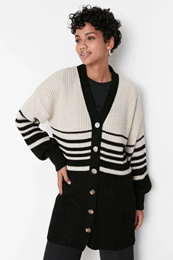 Trendyol Modest Černobílé proužkované kostěné knoflíky Detailní pletený Cardigan TCTAW23HI00006
