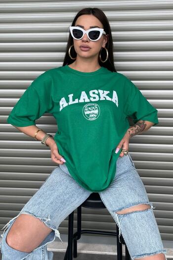 MODAGEN Γυναικείο μπλουζάκι Alaska Text με στάμπα σε μεγάλο μέγεθος πράσινο