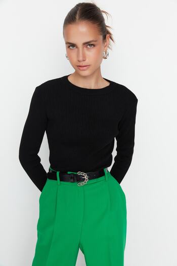 Trendyol Collection Schwarzer Basic-Pullover aus schnurgebundenem Strick TWOAW22KZ1708