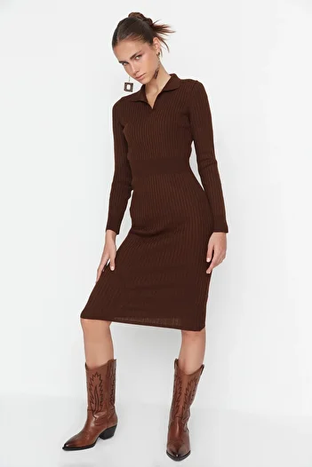 Trendyol Collection Μίντι Πλεκτό Φόρεμα Polo Neck - Καφέ TWOAW22EL1376