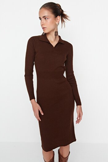 Trendyol Collection Μίντι Πλεκτό Φόρεμα Polo Neck - Καφέ TWOAW22EL1376
