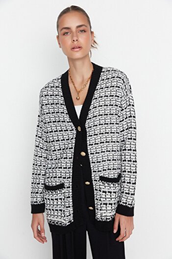 Trendyol Collection Schwarzer, glitzernder Strickcardigan in Tweed-Optik mit weiter Passform TWOAW21HI0250