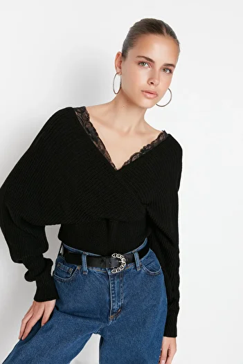 Trendyol Collection Zweireihiger schwarzer Strickpullover – Spitzenverzierung, TWOAW22KZ0522