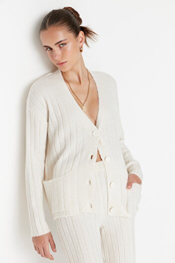 Trendyol Collection Soft Textured Wide Fit Ecru Knitwear Set - TWOAW22AU0128