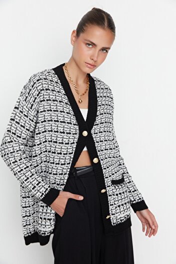 Trendyol Collection Schwarzer, glitzernder Strickcardigan in Tweed-Optik mit weiter Passform TWOAW21HI0250