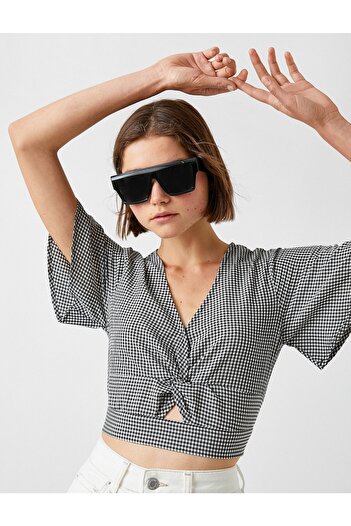 Koton Crop blůza s výstřihem do V s detailním vzorem Crop blůza s výstřihem do V detail se vzorem