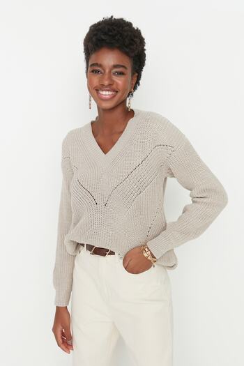 Trendyol Collection Beigefarbener Strickpullover mit V-Ausschnitt – durchbrochen/lochig TWOAW21KZ0690