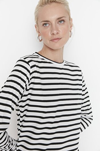 Trendyol Collection Λευκό Ριγέ Basic Πλεκτό T-shirt TWOAW23TS00002