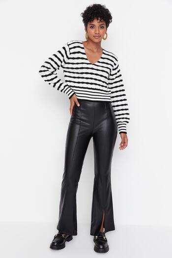 Trendyol Collection Black Flare Flare Leg Tkané kalhoty z umělé kůže s detailem rozparku TWOAW23PL00056