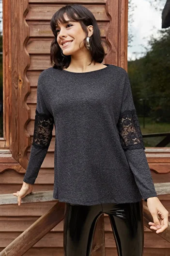 AQE FASHION Blouse with lace sleeves.
