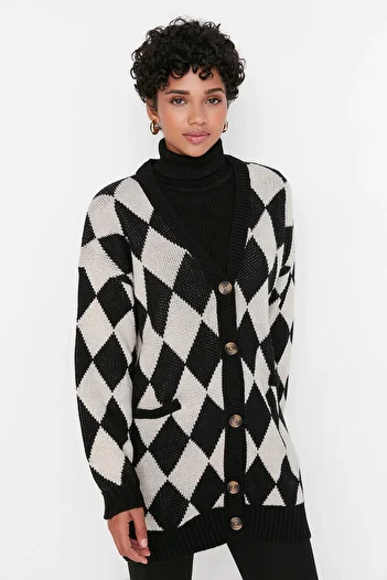 Trendyol Modest Černý geometrický vzorovaný kostěný knoflík a kapesní detailní pletený svetr TCTAW23HI00029