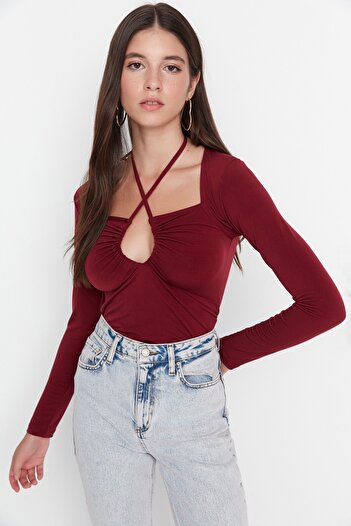 Trendyol Collection Bordowa dopasowana/wygładzająca bluzka z elastycznej dzianiny z dekoltem halter TWOAW23BZ00093
