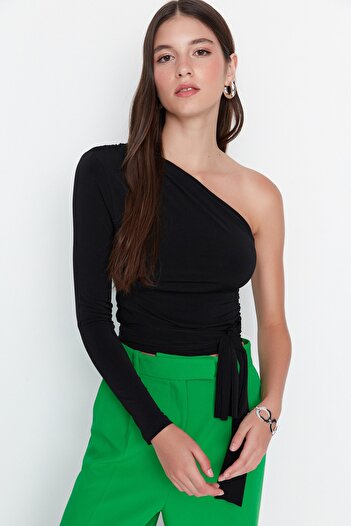 Trendyol Collection Schwarze, geschnürte, figurbetonte, einärmlige, dehnbare Strickbluse mit Bindedetail TWOAW23BZ00094