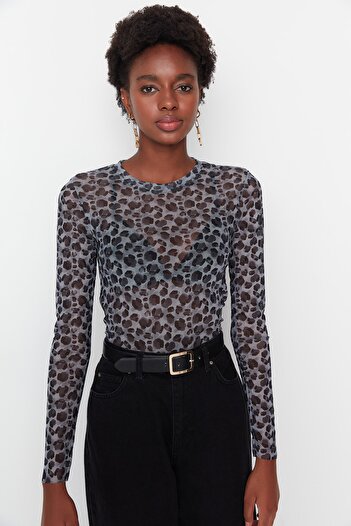 Trendyol Collection Czarna tiulowa bluzka z nadrukiem TWOAW23BZ00063