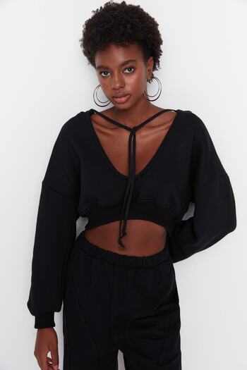 Trendyol Collection Černá tlustá fleecová mikina s kapucí, výstřihem do V, uvolněným střihem, pletená mikina TWOAW23SW00096