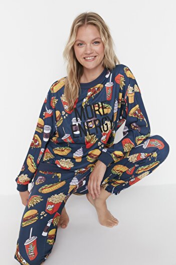 Trendyol Collection Vícebarevná 100% bavlna Slogan Vyšívaný vzorovaný pletený pyžamový set THMAW23PT00064