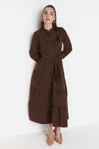 Trendyol Modest Detailně tkané šaty s tmavě hnědým páskem na náhlavním límci TCTSS21EL3343