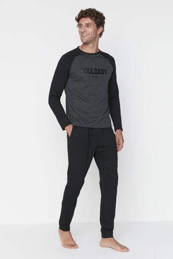 Trendyol Collection Σετ Πλεκτές Πιτζάμες με εμπριμέ μαύρο-ανθρακί μανίκι Raglan - TMNAW23PT00032