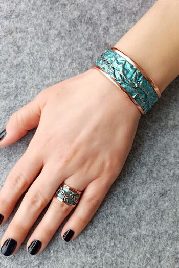 Fildişi Aksesuar Turquoise Color Relief Pattern Shaped Handmade Adjustable Copper Women's Ring and Bracelet Set